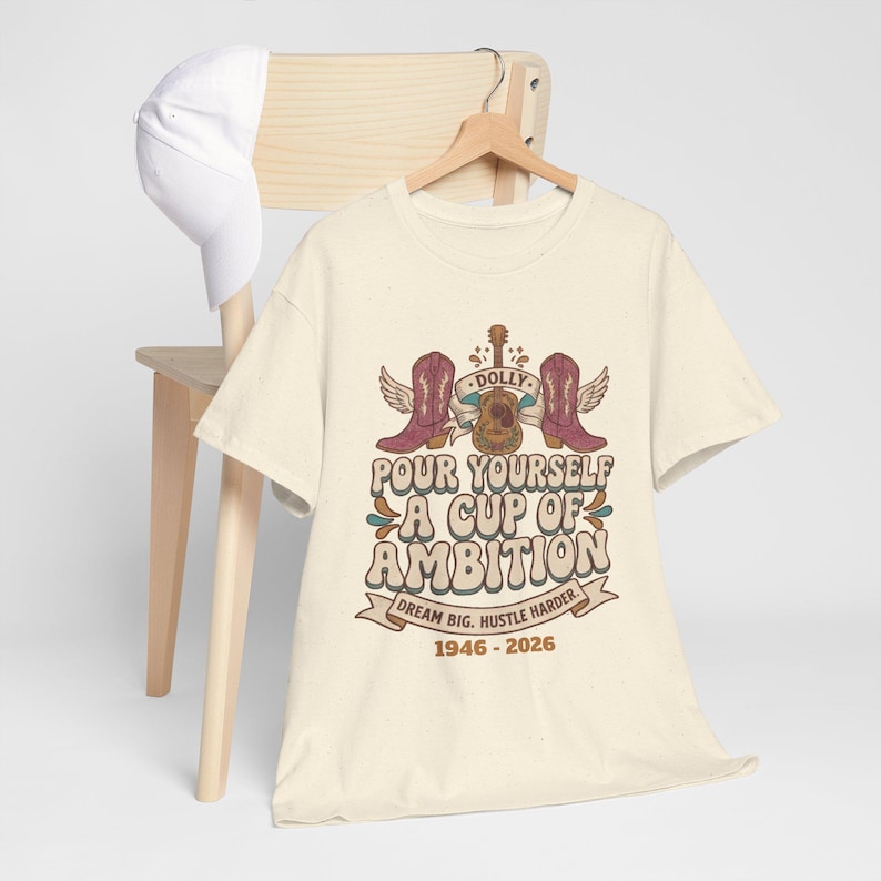 Camiseta con diseño de oso y la frase "Sírvete una taza de ambición" / Ilustración vintage motivacional de Dolly Parton imagen 12
