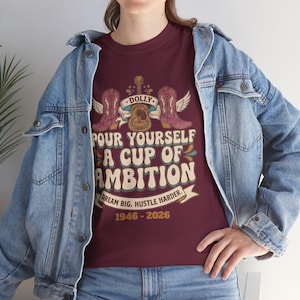 Camiseta con diseño de oso y la frase "Sírvete una taza de ambición" / Ilustración vintage motivacional de Dolly Parton imagen 1
