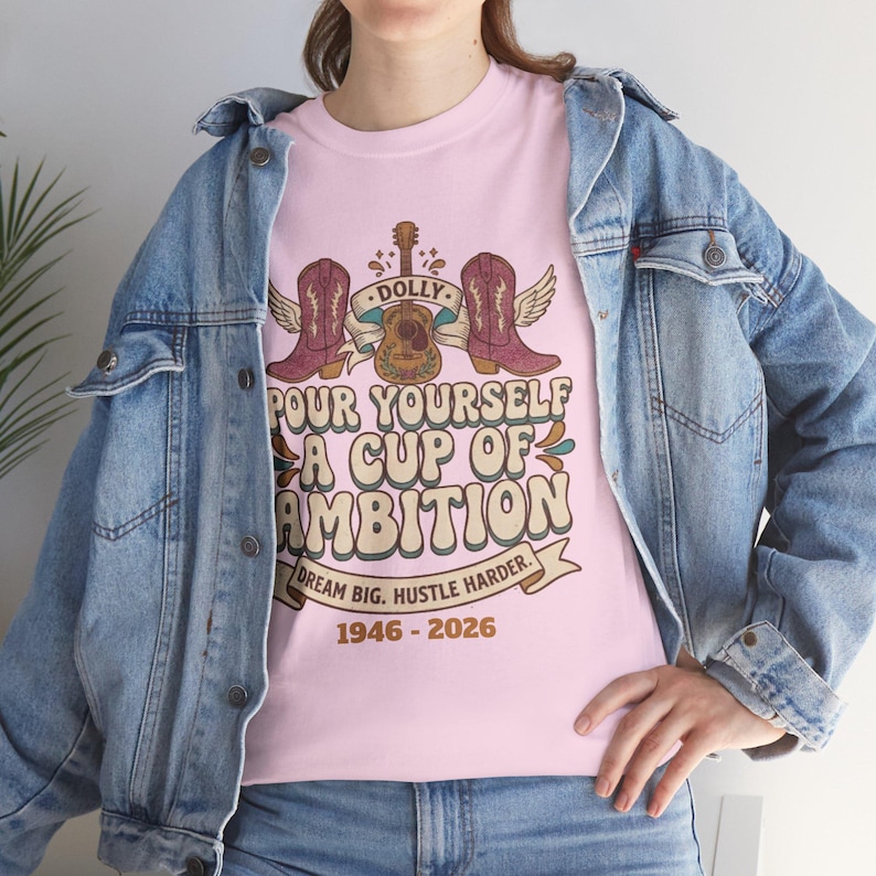 Camiseta con diseño de oso y la frase "Sírvete una taza de ambición" / Ilustración vintage motivacional de Dolly Parton imagen 6