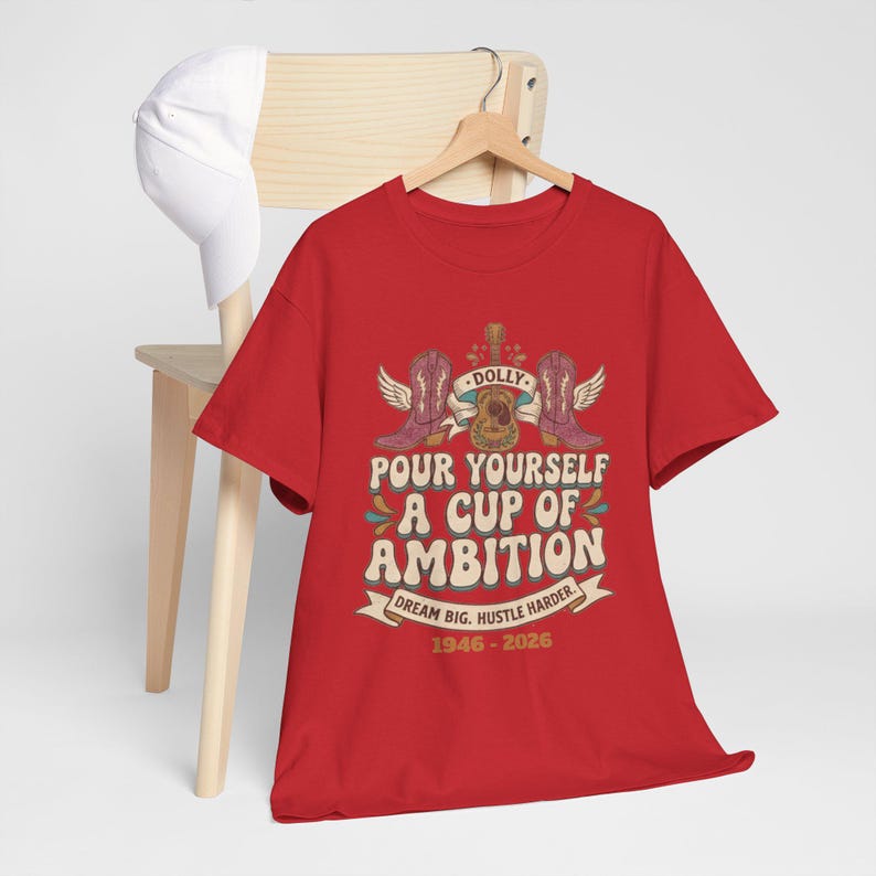 Camiseta con diseño de oso y la frase "Sírvete una taza de ambición" / Ilustración vintage motivacional de Dolly Parton imagen 15