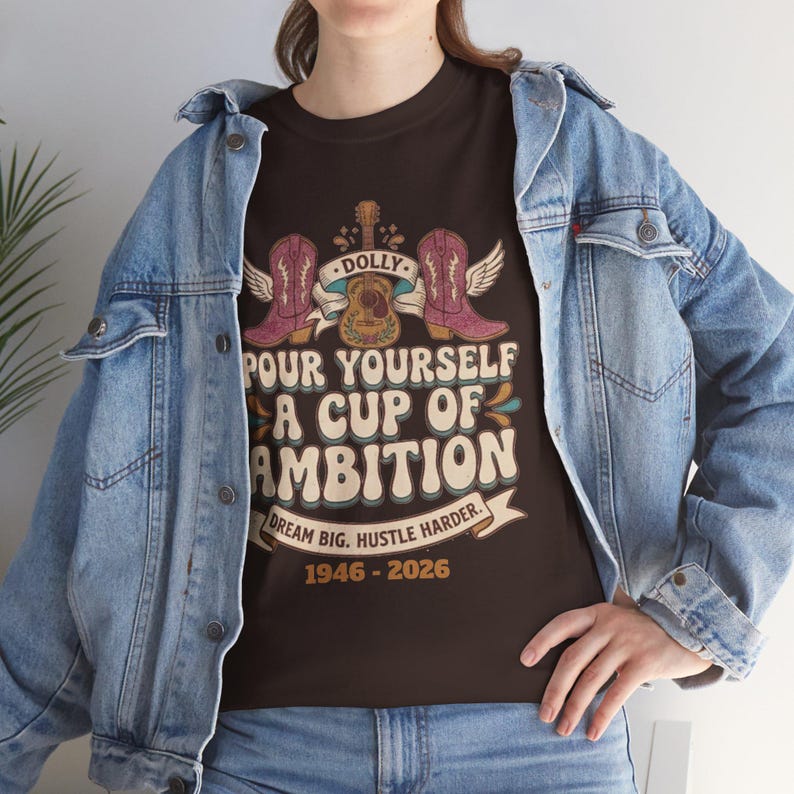 Camiseta con diseño de oso y la frase "Sírvete una taza de ambición" / Ilustración vintage motivacional de Dolly Parton imagen 3