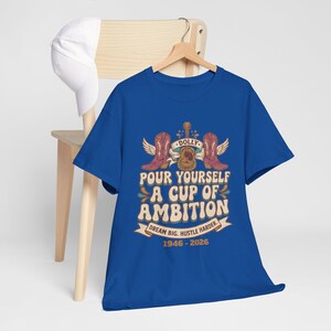 Camiseta con diseño de oso y la frase "Sírvete una taza de ambición" / Ilustración vintage motivacional de Dolly Parton imagen 14