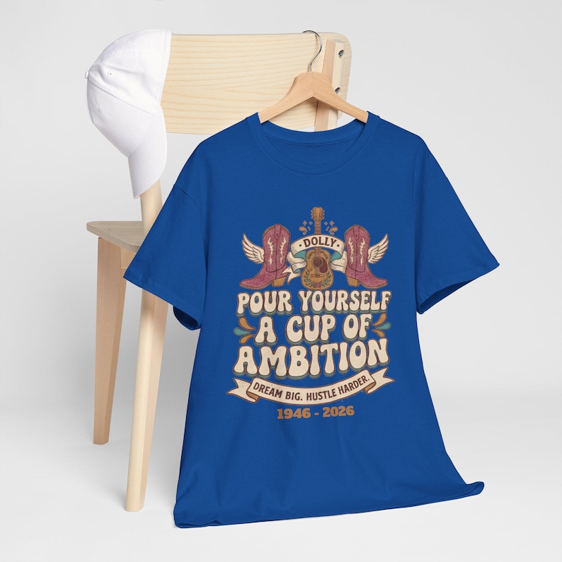 Camiseta con diseño de oso y la frase "Sírvete una taza de ambición" / Ilustración vintage motivacional de Dolly Parton imagen 14