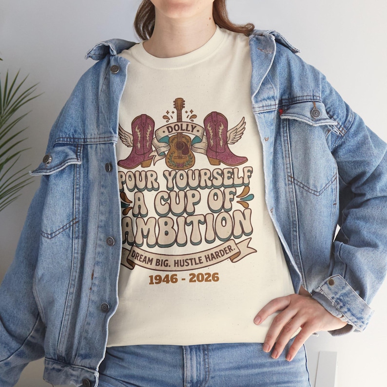 Camiseta con diseño de oso y la frase "Sírvete una taza de ambición" / Ilustración vintage motivacional de Dolly Parton imagen 5