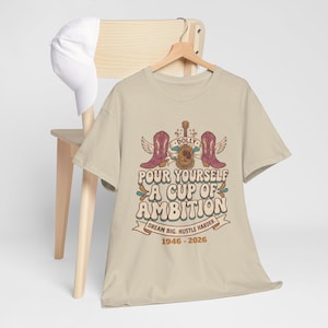Camiseta con diseño de oso y la frase "Sírvete una taza de ambición" / Ilustración vintage motivacional de Dolly Parton imagen 11