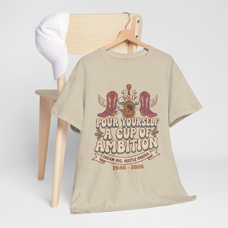Camiseta con diseño de oso y la frase "Sírvete una taza de ambición" / Ilustración vintage motivacional de Dolly Parton imagen 11