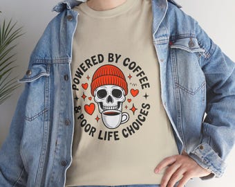 Koszulka z czaszką „Powered by Coffee & Poor Life Choices” | Koszulka dla miłośników kawy