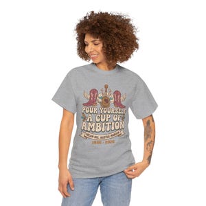 Camiseta con diseño de oso y la frase "Sírvete una taza de ambición" / Ilustración vintage motivacional de Dolly Parton imagen 8
