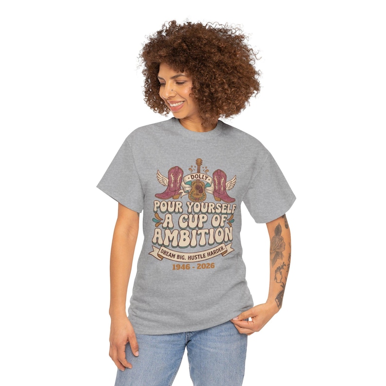 Camiseta con diseño de oso y la frase "Sírvete una taza de ambición" / Ilustración vintage motivacional de Dolly Parton imagen 8