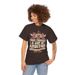 Camiseta con diseño de oso y la frase "Sírvete una taza de ambición" / Ilustración vintage motivacional de Dolly Parton imagen 9