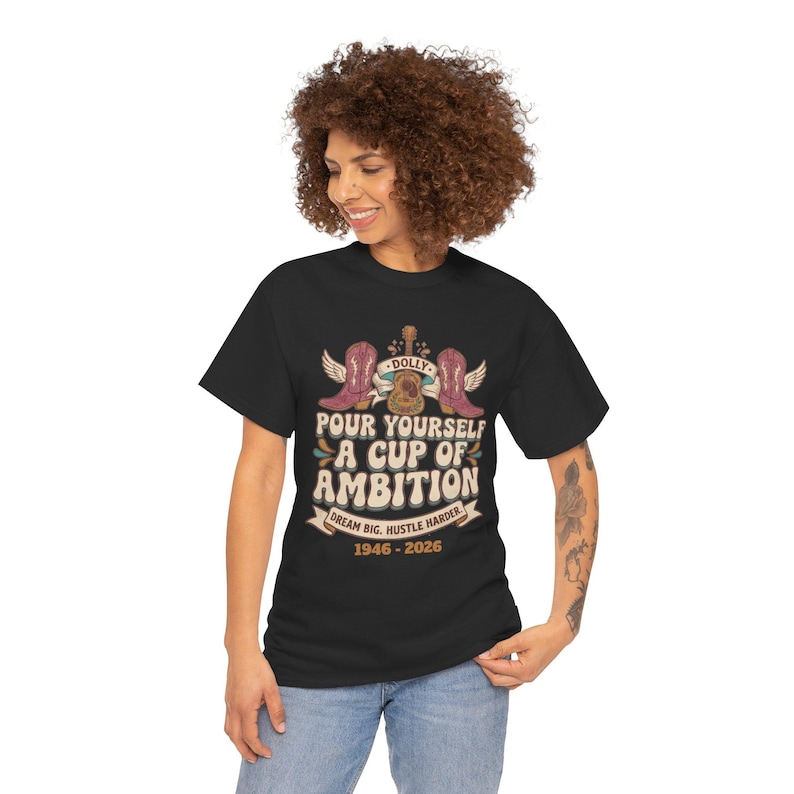 Camiseta con diseño de oso y la frase "Sírvete una taza de ambición" / Ilustración vintage motivacional de Dolly Parton imagen 7