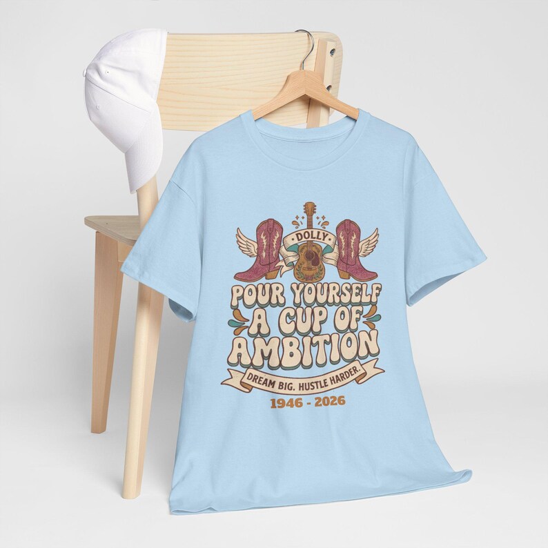 Camiseta con diseño de oso y la frase "Sírvete una taza de ambición" / Ilustración vintage motivacional de Dolly Parton imagen 13