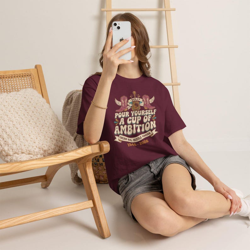 Camiseta con diseño de oso y la frase "Sírvete una taza de ambición" / Ilustración vintage motivacional de Dolly Parton imagen 18