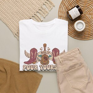 Camiseta con diseño de oso y la frase "Sírvete una taza de ambición" / Ilustración vintage motivacional de Dolly Parton imagen 16