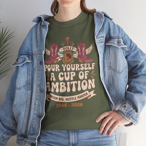 Camiseta con diseño de oso y la frase "Sírvete una taza de ambición" / Ilustración vintage motivacional de Dolly Parton imagen 4