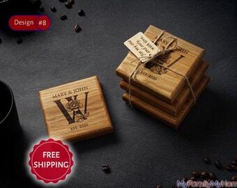 Puede incluir: Posavasos de madera con diseño floral grabado y los nombres "MARY & JOHN" y el año "EST. 2020". Una pila de posavasos está atada con hilo y una etiqueta que dice "Para mi único y solo, con amor."