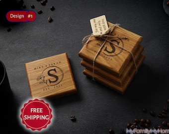 Puede incluir: Posavasos de madera personalizados. Cada posavasos presenta una inicial monogramada dentro de un marco circular, con nombres y el año 2025. Los posavasos están atados con hilo y una etiqueta que dice "For my one and only, with love."