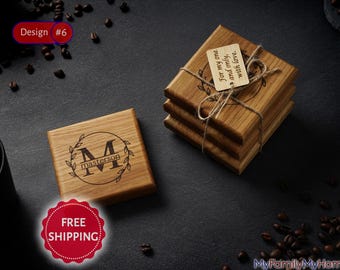 Puede incluir: Posavasos de madera con diseños grabados. Un posavasos presenta un monograma con el nombre "Masterson" y una corona. Una pila de posavasos está atada con hilo y una etiqueta.