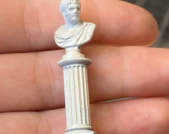 Schaal 1:35, miniatuur antieke marmeren buste van Caracalla met zijn basis