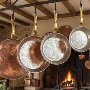 Set di padelle in rame martellato fatte a mano / Padelle in rame con rivestimento in stagno e manici in ottone / Utensili da cucina artigianali / Arredamento vintage francese per la cucina