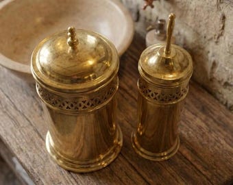 Juego de accesorios de baño de latón vintage, dispensador de jabón antiguo y portaescobillas de inodoro, decoración rústica de granja, juego de baño de latón hecho a mano