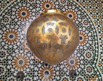 Transforme su espacio con nuestra exquisita lámpara colgante de bola marroquí: una impresionante lámpara de araña Art Déco para una iluminación elegante y un estilo tradicional