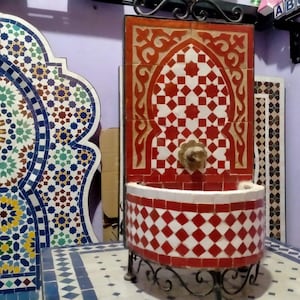 FUENTE DE MOSAICO PERSONALIZADA - Hermosa fuente artística para interior y exterior - Diseño de mediados de siglo en beige y blanquecino - Fuente zellige marroquí