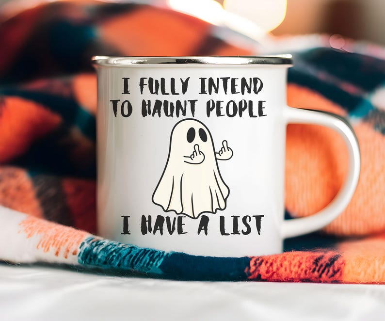 Puede incluir: Taza de esmalte blanco con borde y asa plateados. La taza presenta una ilustraci&oacute;n de fantasma de dibujos animados haciendo una peineta, con el texto "I FULLY INTEND TO HAUNT PEOPLE I HAVE A LIST."
