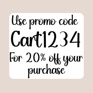 Puede incluir: Un gr&aacute;fico rectangular blanco con texto negro: "Use promo code Cart1234 For 20% off your purchase" sobre un fondo beige claro. El texto est&aacute; escrito a mano.