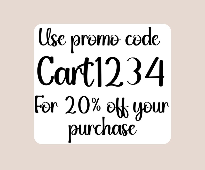 Puede incluir: Un gr&aacute;fico rectangular blanco con texto negro: "Use promo code Cart1234 For 20% off your purchase" sobre un fondo beige claro. El texto est&aacute; escrito a mano.