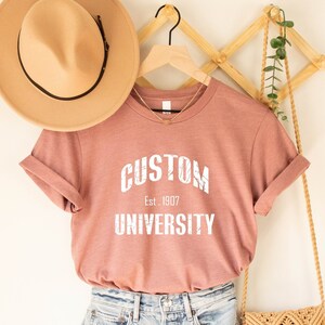 Benutzerdefinierte Universität Est Shirt, personalisiertes College Name T-Shirt, benutzerdefiniertes Schulhemd, Abitur Geschenk, Geschenk für Studenten, College T-Shirt