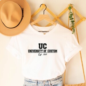 Universität von Custom Est Shirt, personalisiertes College Name T-Shirt, Benutzerdefiniertes Schul Shirt, Abitur Geschenk, Geschenk für College Studenten T-Shirts
