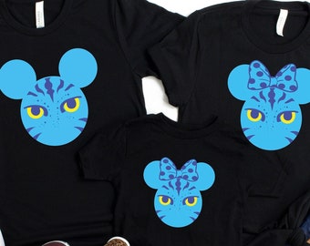 Camiseta Pandora Avatar Mickey Minnie combinando, orelhas de Mickey Minnie com rosto de Avatar, fãs de Avatar, filme Avatar, férias com orelhas de rato