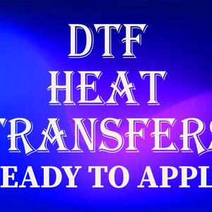 Pode incluir: Texto branco em um fundo degradê azul e roxo que diz "DTF HEAT TRANSFERS READY TO APPLY".