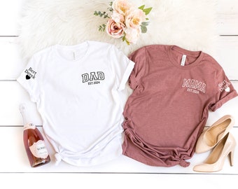 Personnalisé maman papa est 2026 avec les noms des enfants sur la chemise assortie à la manche, t-shirt maman papa est 2026, chemise assortie papa pour la première fois, chemise nouveau papa maman