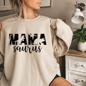 Dinosaurier Mama Saurus Sweatshirt, benutzerdefinierte Mama Dinosaurier Leben Sweatshirt, Muttertag Hoodie, lustiges Muttertagsgeschenk, Mutter von Jungen, Junge Mama Geschenk