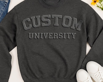Sudadera universitaria personalizada con texto en relieve en el pecho y la manga. Regalo unisex personalizado para hombre o mujer. Sudadera con capucha con texto en relieve.