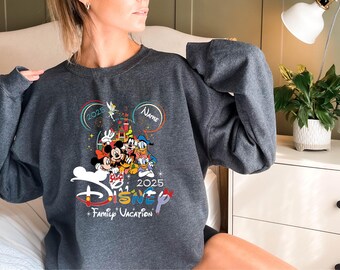 2026 aangepaste naam Disney familievakantie Mickey Friends Sweatshirt, bijpassende Disney-familiecadeau, gepersonaliseerde Disney-reis, Disneyworld-matching