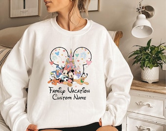 Familie vakantie Mickey Friends-sweatshirt, 2026 aangepaste naam Disney Disney familie bijpassende cadeau, gepersonaliseerde Disney-reis, Disneyworld matching