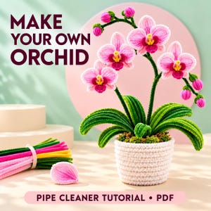 Könnte beinhalten: Ein Bastelprojekt mit einer Pfeifenreiniger-Orchidee in einem weißen gehäkelten Topf, mit grünen Blättern und rosa Blüten. Der Text lautet: MAKE YOUR OWN ORCHID, PIPE CLEANER TUTORIAL • PDF. Ein Bündel bunter Pfeifenreiniger liegt links daneben.