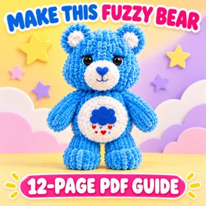 Op de afbeelding: Een blauwe, pluizige knuffelbeer met een witte snuit, een hartvormige neus en een witte buikvlek met een blauwe wolk en rode en blauwe hartjes. De tekst luidt MAKE THIS FUZZY BEAR en 12-PAGE PDF GUIDE. De beer heeft zwarte ogen.