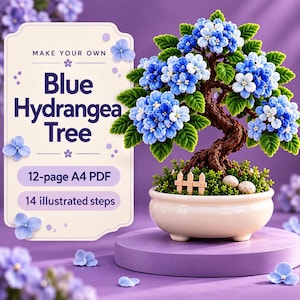 Puede incluir: Un proyecto de manualidades titulado Make Your Own Blue Hydrangea Tree, que incluye un PDF A4 de 12 páginas con 14 pasos ilustrados. La imagen muestra un árbol en miniatura con flores de hortensia azules y blancas, hojas verdes y tronco marrón.