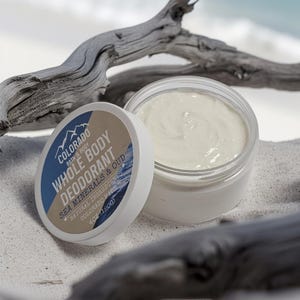 Może przedstawiać: Biały słoik z naturalnym dezodorantem i białą pokrywką. Pokrywka ma etykietę z napisem "Colorado Bath & Body Whole Body Deodorant Sea Minerals & Oud Natural Ingredients Colorado Made 4 oz (120g)"