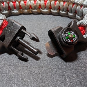 Paracord survival bracelet