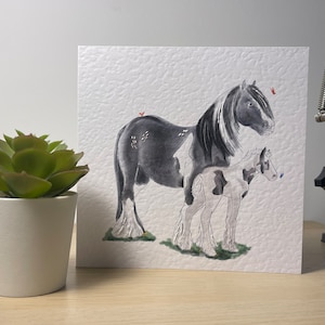Jument et son poulain, fête des mères, conception de Gypsy Cob fait main, carte de voeux vierge