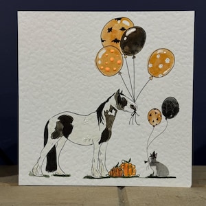 Tarjeta de felicitación en blanco con amigos espeluznantes, estilo Halloween, con mazorcas y conejos