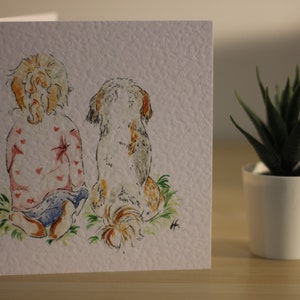 Une fille et son chien conçoivent une carte de voeux vierge