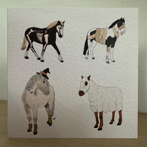 Chevaux effrayants, style Halloween drôle, carte de voeux vierge