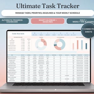 Könnte beinhalten: Ein Laptop-Bildschirm zeigt eine digitale Ultimate Task Tracker-Tabelle. Die Benutzeroberfläche umfasst ein Dashboard mit Fortschrittsdiagrammen, Aufgabenlisten und Fristen. Ein kreisförmiges Abzeichen weist auf 7 verbundene Tabellenblätter hin.