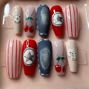 Juego de cerezas de mezclilla pintadas a mano / Uñas postizas reutilizables / Pegamento o presión /